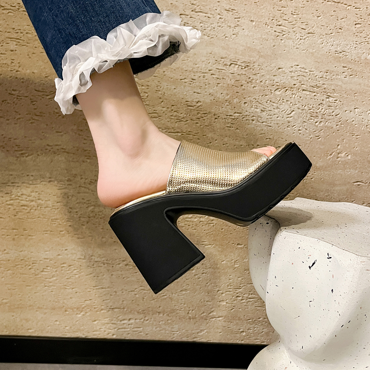 Sandal cao gót nữ hở mũi quai ngang đế xuồng gót vuông 9 cm — màu đen, màu vàng, bạc