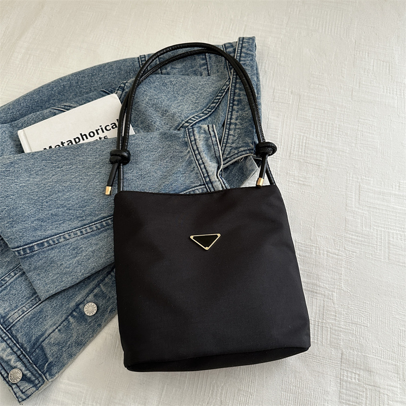 Bolso de nylon nicho de mujer bolso único rosa sensación de diseño 2024 nuevo pequeño bolso bajo la axila de verano fresco