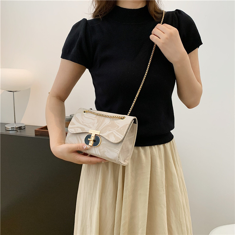 Nicho bolso de diseño bolso de mujer nuevo estilo de moda de marea de viento de bloqueo de hombro mochila de textura de cadena pequeña bolsa cuadrada de moda