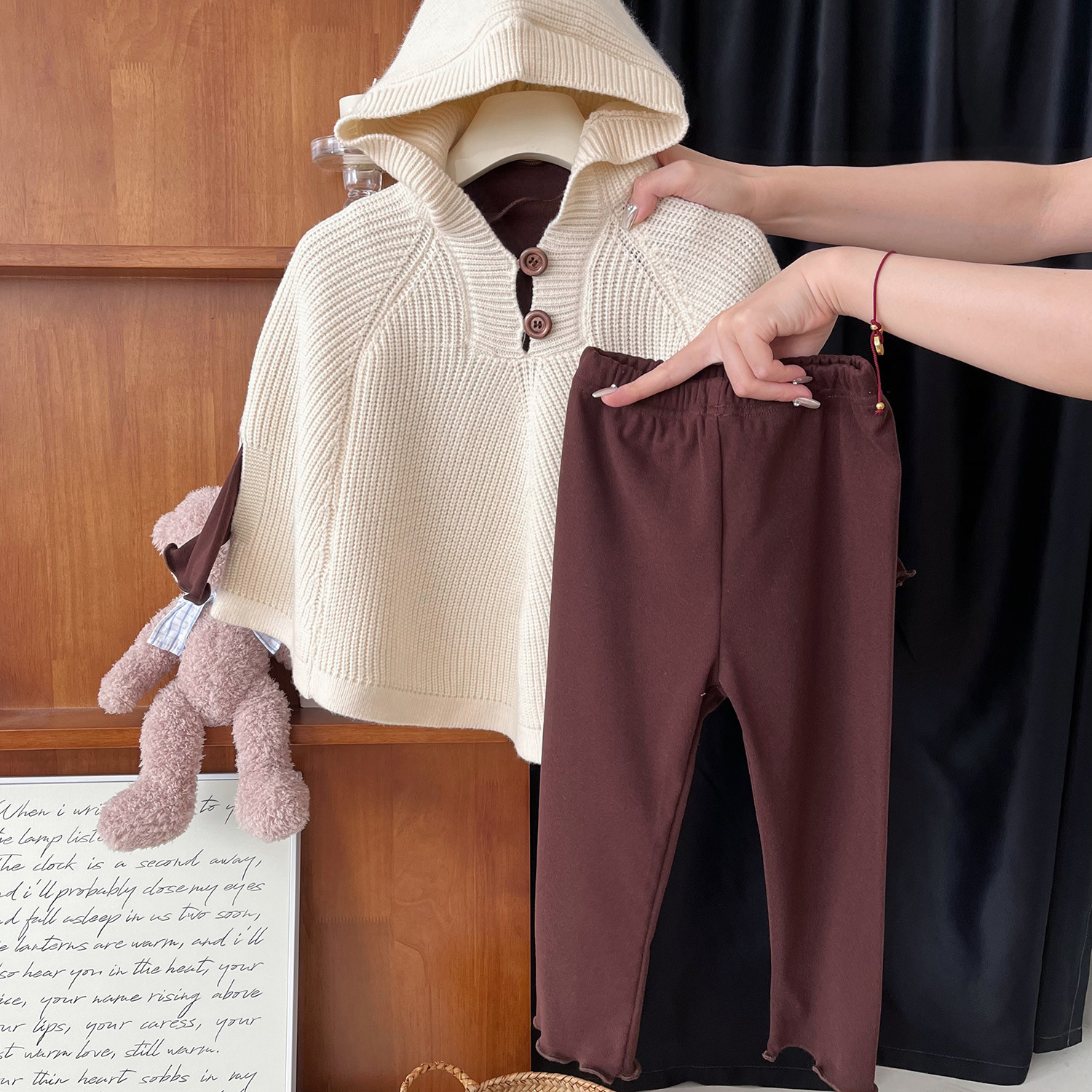 Capa con capucha de estilo coreano para niñas, otoño 2024, nuevo suéter de moda y personalizado, conjunto suelto de tres piezas para niños_voghion.com