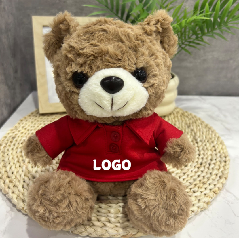 Los juguetes de peluche lindos se pueden combinar con logotipos impresos para enviar muñecas de muebles a amigos y vecinos.