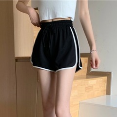 運動半ズボンの女性は夏に高腰カジュアルパンツを着ています。