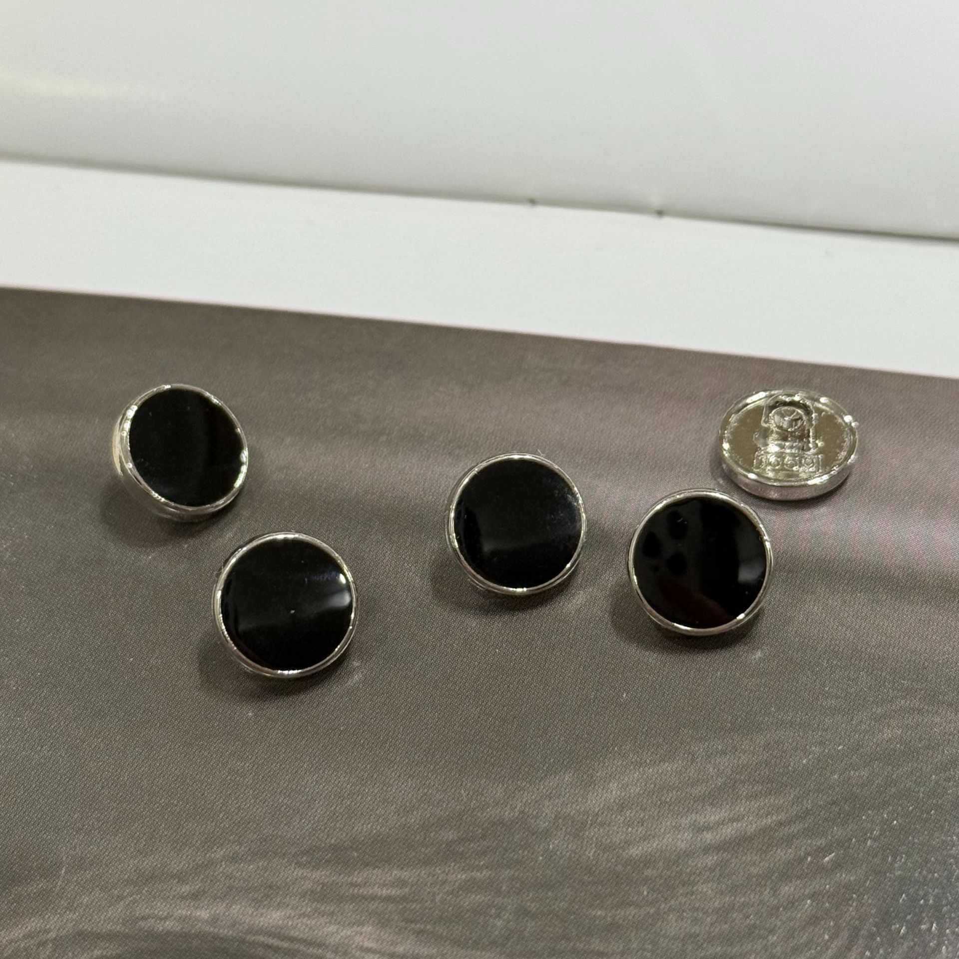 High-grade metal shirt buttons flat black oil small buttons men's jacket coat hand-sewn buckle manufacturers direct batch