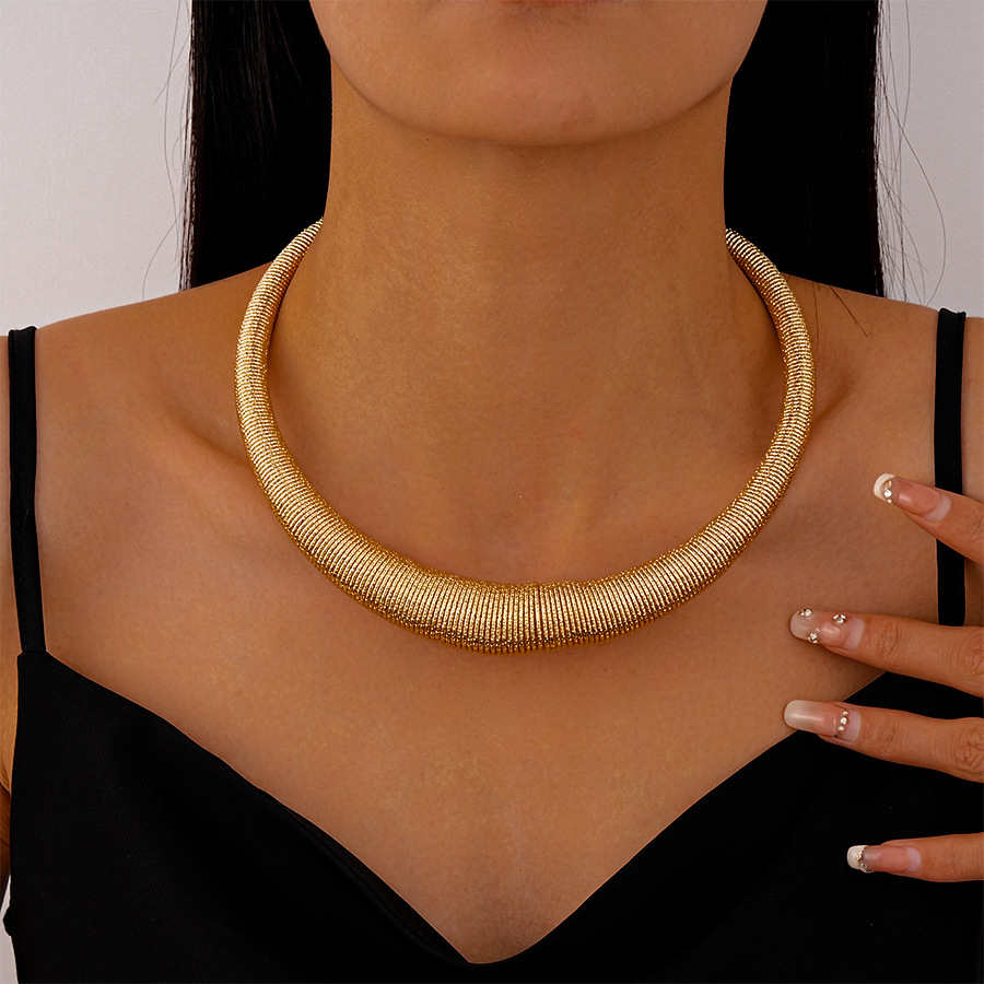 Collar circular de estilo de metal exagerado, tendencia de personalidad transfronteriza europea y americana, temperamento geométrico simple, decoración de estilo de alto nivel femenino