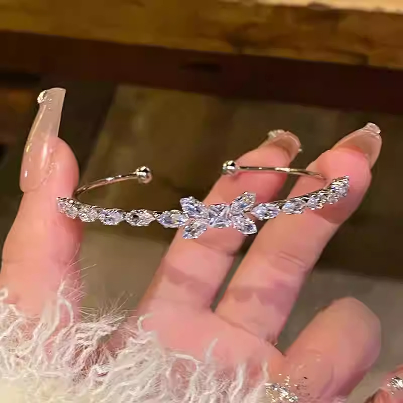 Bracelet with bow with zircon