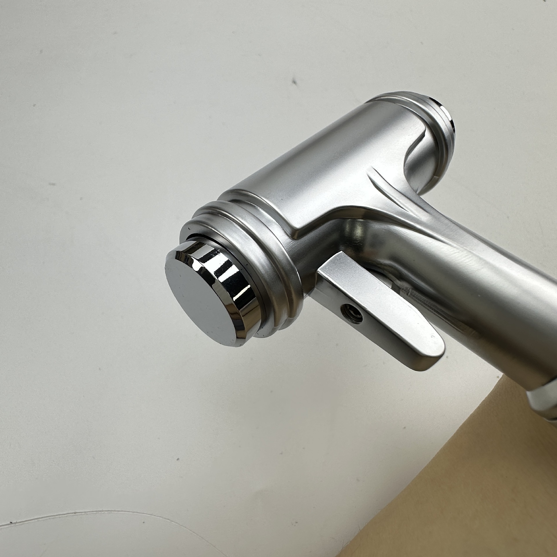Directly supplied by the manufacturer, the car emergency safety hammer is made of solid all-metal tungsten steel with a built-in cutter for escape and self-rescue