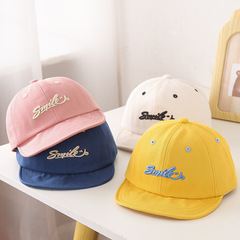 スマイル刺繍のアルファベットの赤ちゃんのアヒルの舌の帽子の本恵春の新しい子供の子供の帽子の1-3歳の柔らかい軒の子供の野球の帽子