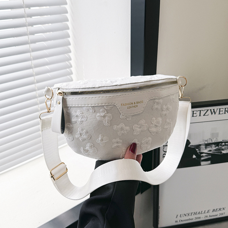 Casual trendy niche-style dumpling-shaped crossbody bag, chest pack—2024 new collection, trendy, fashionable, versatile, and perfectly suited for a laid-back, minimalist vibe.