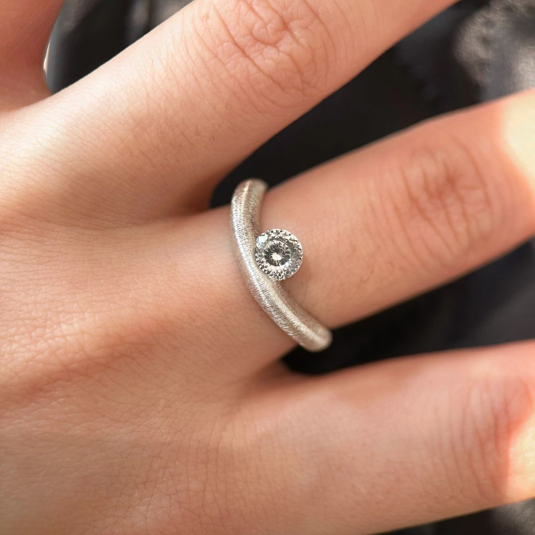 Vintage Silver Index Finger Ring With Sparkling Diamond Detail_voghion.com
