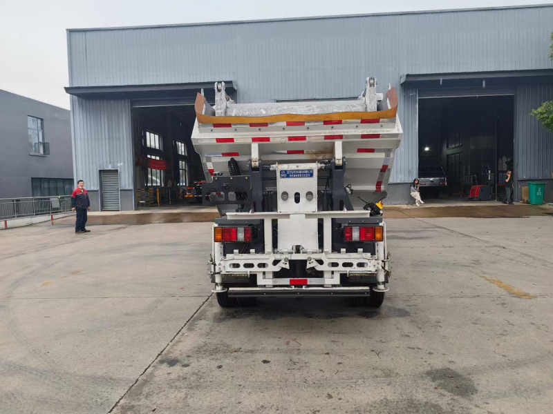 Dongfeng pure electric self-loading garbage truck, 4-cubic-meter trash bin, leak-proof garbage collection and disposal vehicle