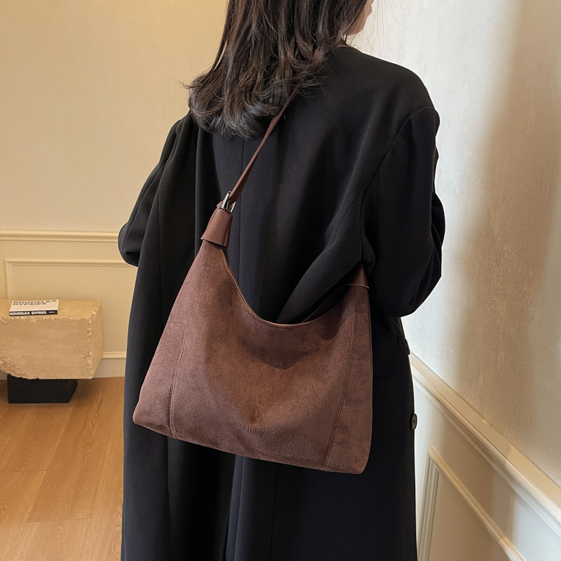 Bolsa de viaje de moda de gran capacidad para mujeres 2025 nuevo retro esmaltado bolso de tote nicho de diseño sensación de hombro