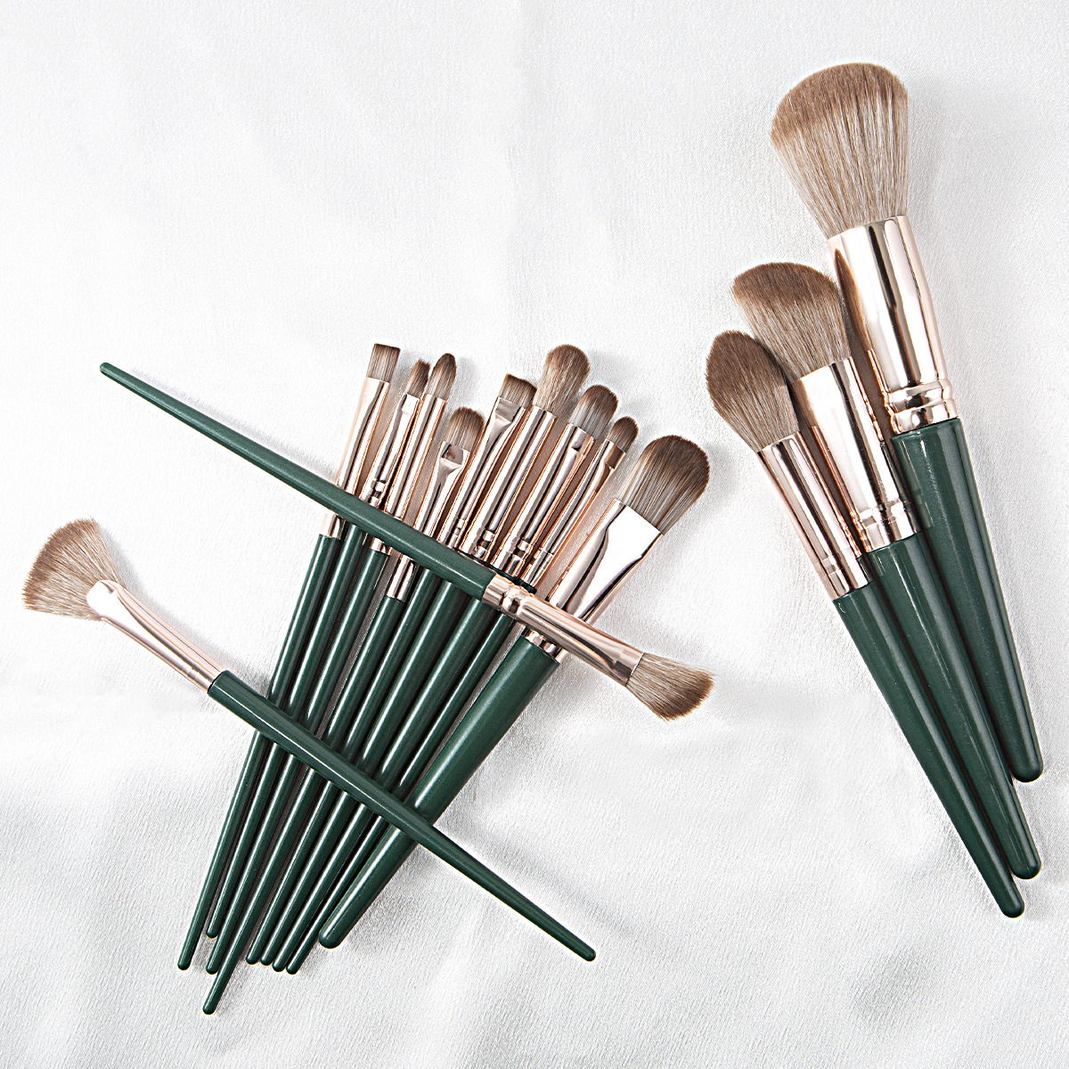Nuevo juego de brochas de maquillaje Green Cloud de Cangzhou, brocha para polvos sueltos, juego completo de brocha para sombra de ojos, brocha para colorete, herramientas de maquillaje de belleza