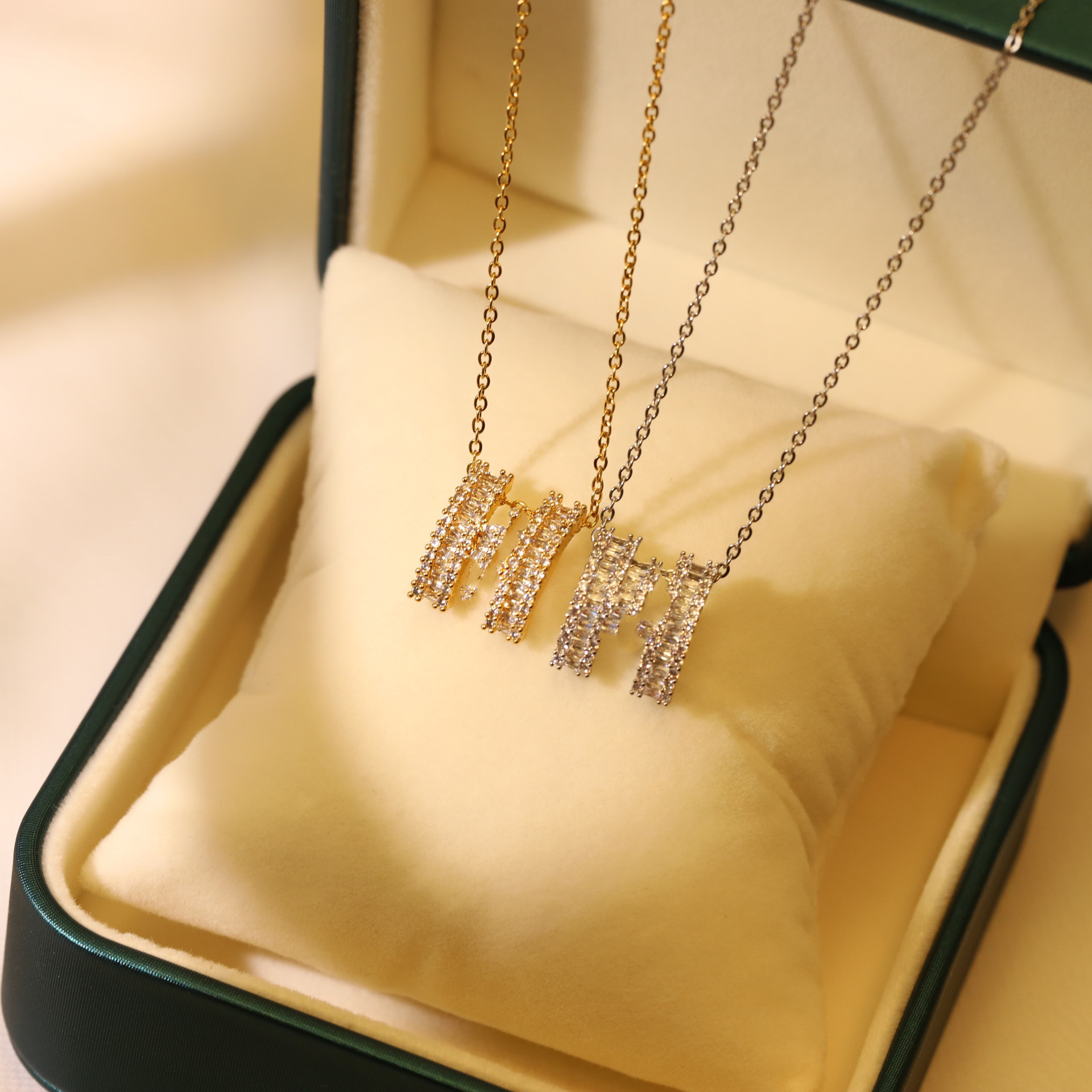 钛钢项链女2022新款字母H闪钻钛钢项链小众设计高级感百搭锁骨链|ru