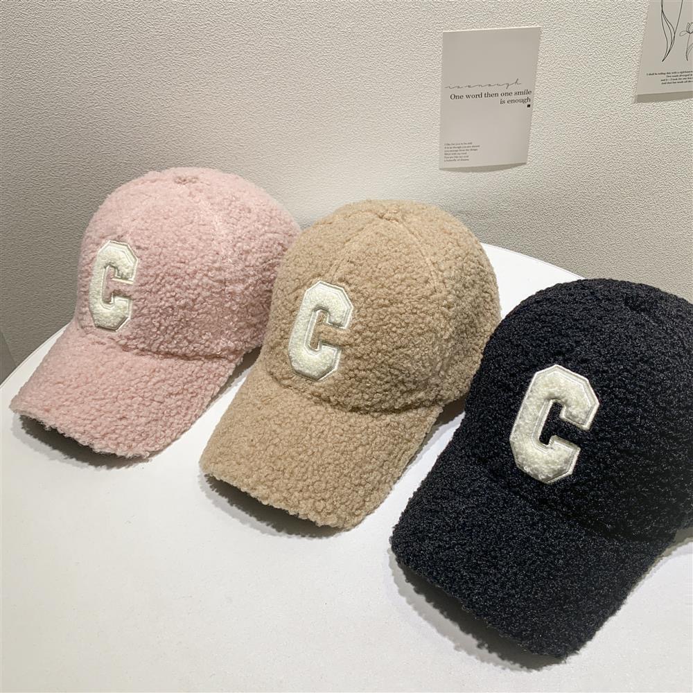 Neue C bestickte Buchstaben-Baseballmütze Damen Lammplüsch Herbst und Winter verdickte und warme Entenzungenmütze Koreanische Freizeitmütze_voghion.com
