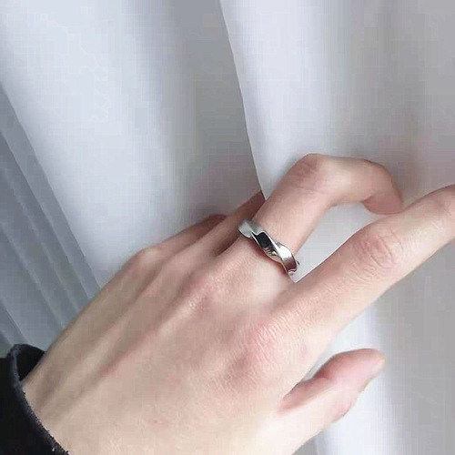 Möbius ring, trendy men's single ring, retro personalized anti-fading titanium steel ring, men's and women's couple ring