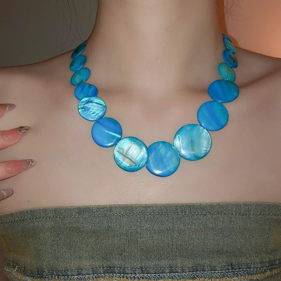 Collar de concha de alta gama para mujer de verano, estilo de vacaciones, cadena de clavícula simple y de moda, joyería de todo fósforo de nicho literario al por mayor