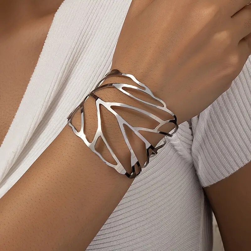 Cafe Billion European and American Creative Hollow Leaf Cuff Bracelet Advanced Sense Niche Personality Mori Style Bracelet Fashion All-match