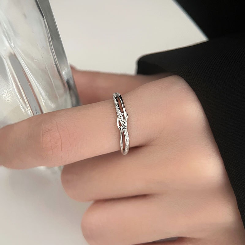 Designer ring i rent silver s999 med knutdesign för damer_voghion.com