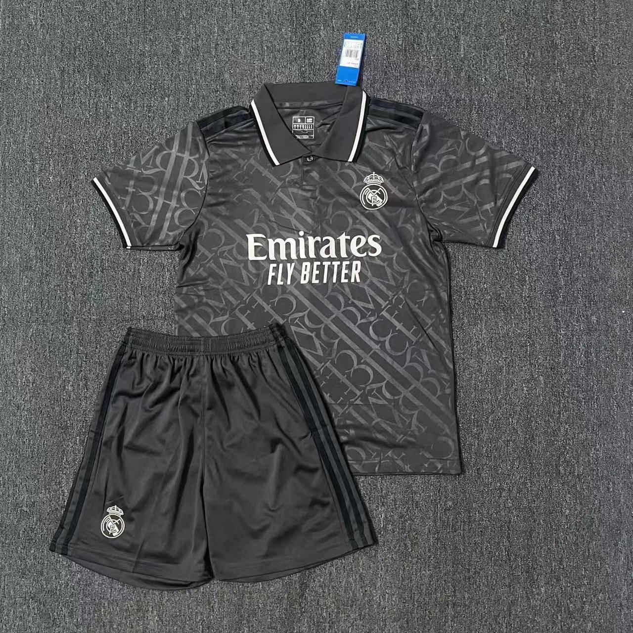 2425 traje de dos invitados del Real Madrid