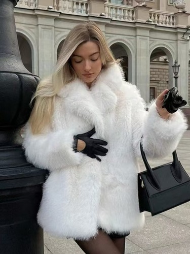 Eco-friendly leather coat with a pure color and high-end vibe, perfect for trendy and bold women in the 2025 autumn/winter season from Europe and America.