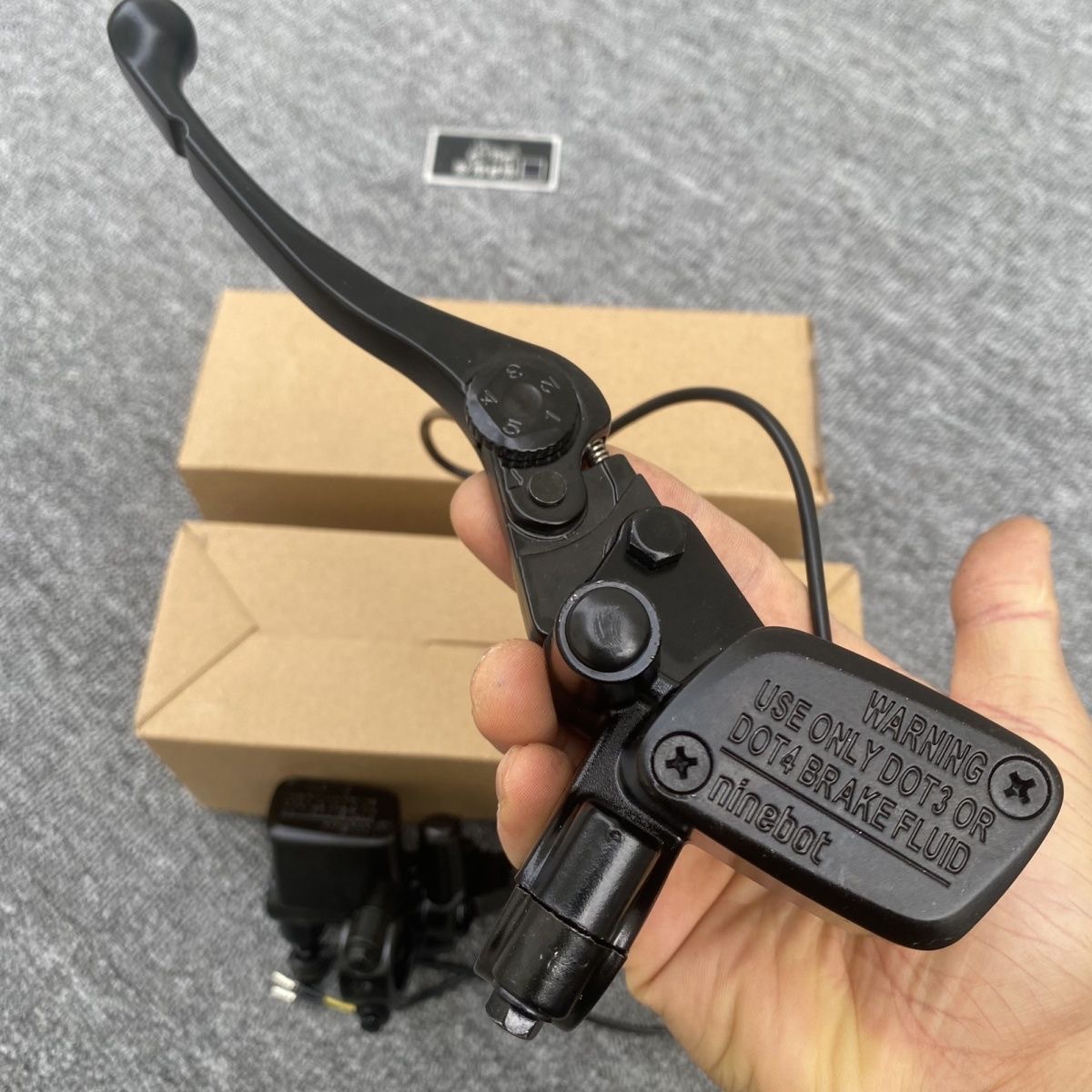 Suitable for the Ninebot E300P front pump, E Orion, and Niu electric scooters; a universal direct-fit brake handle disc brake front pump