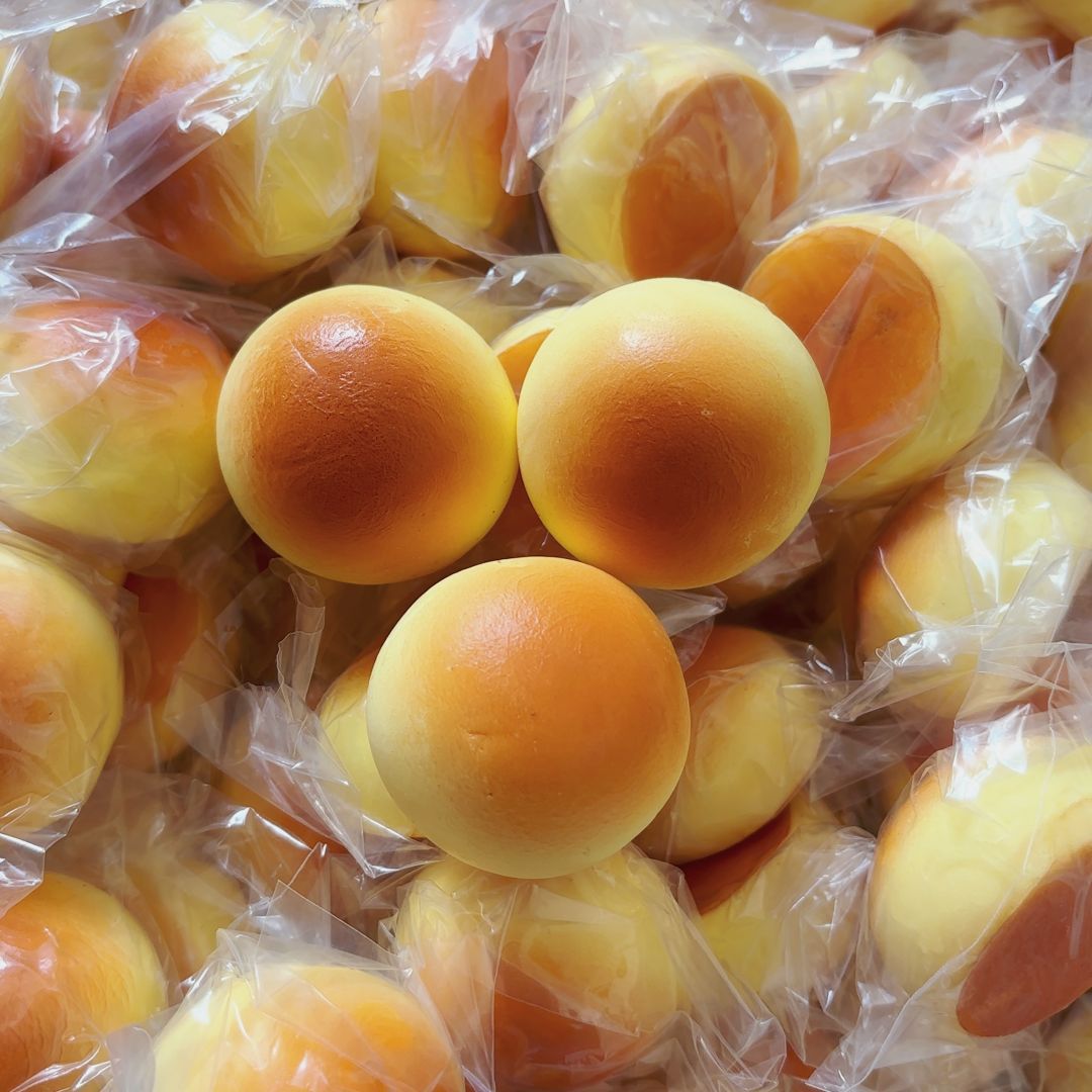 느린 반동으로 젖은 부드러운 빵 1개