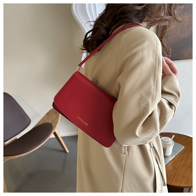 Texture simple et à la mode petit sac carré 2024 nouveau sac à bandoulière polyvalent de banlieue version coréenne sac à aisselles design de niche à la mode_voghion.com