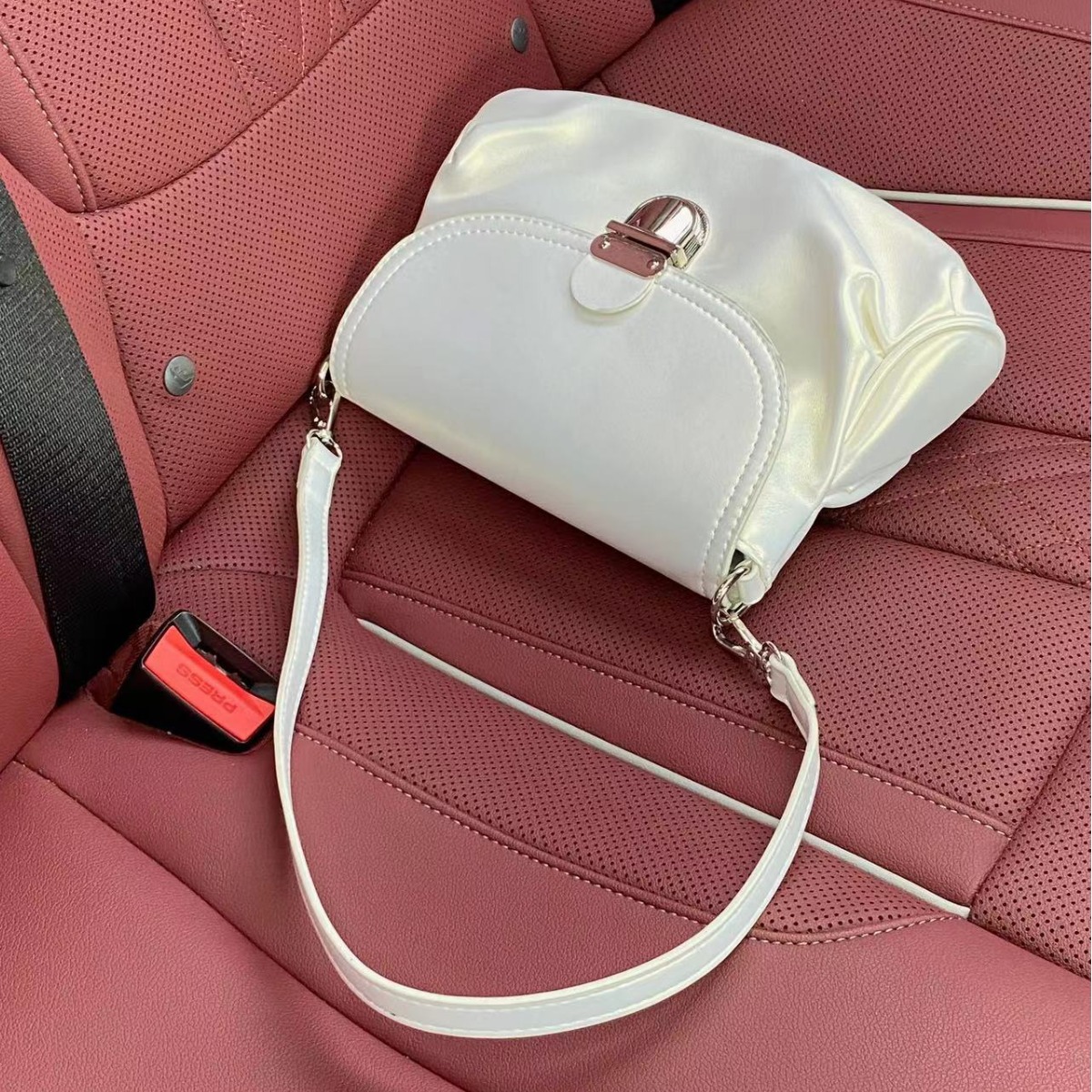 2026 Autumn New Women's Retro Soft Leather Shoulder Bag French Versatile Underarm Bag Luxury Crossbody Small Bag - Thumbnail 4
