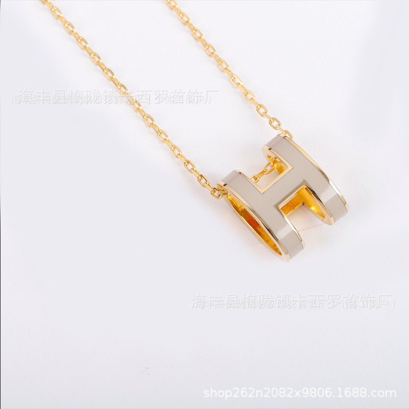 Aijia 銅合金メッキ 18KH レターネックレス、女性用クラシックエナメルペンダント、軽くて豪華なニッチな鎖骨チェーン、親友へのギフトに最適|undefined
