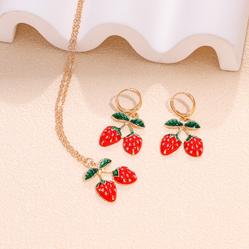 1 juego de estilo encantador y encantador inswind nicho aleación ligera de lujo estrawberry collar pendientes de joyería