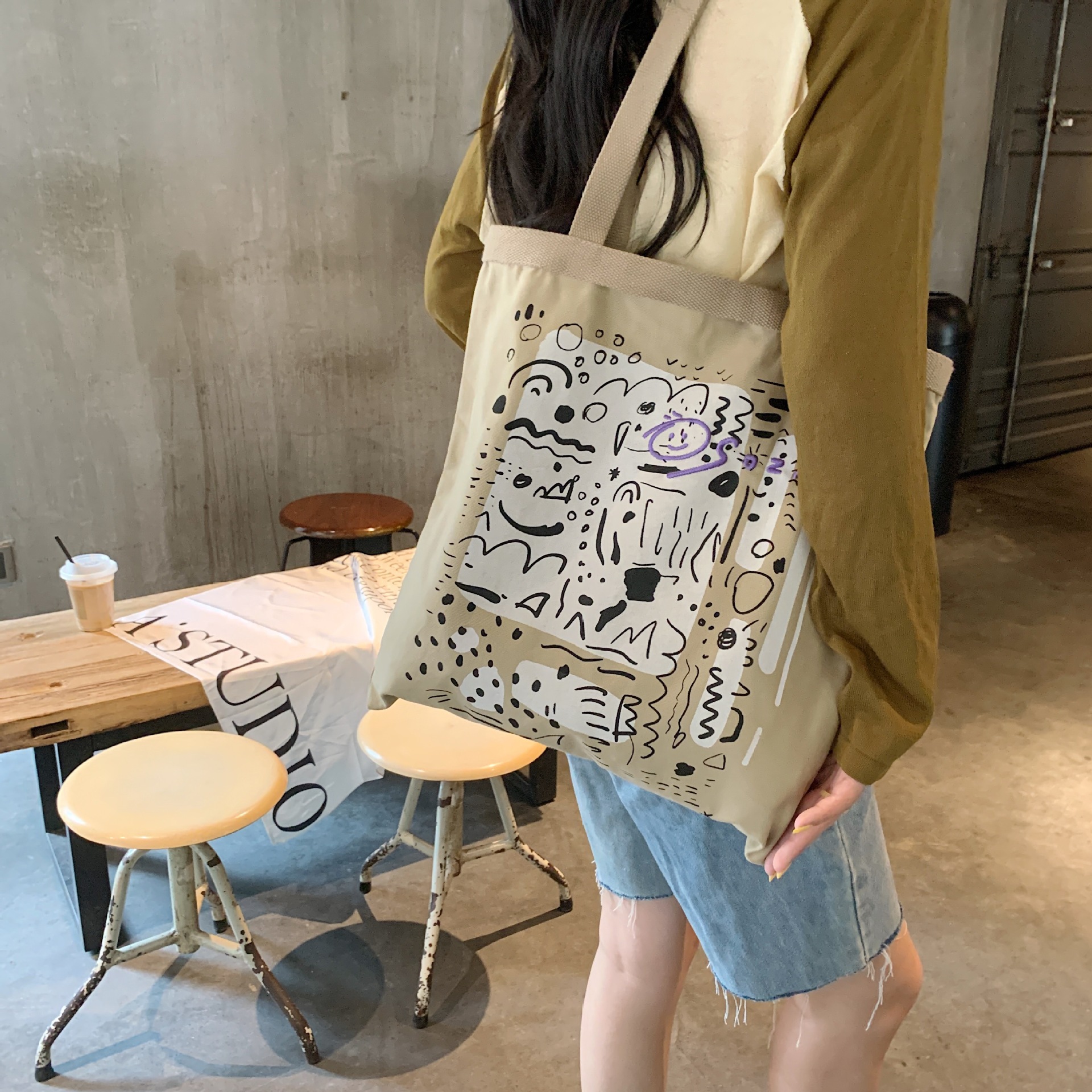 【 In Stock 】26102 letter graffiti printed canvas bag, large-capacity single-shoulder hand-carry shopping bag Tote from South Korea undefined