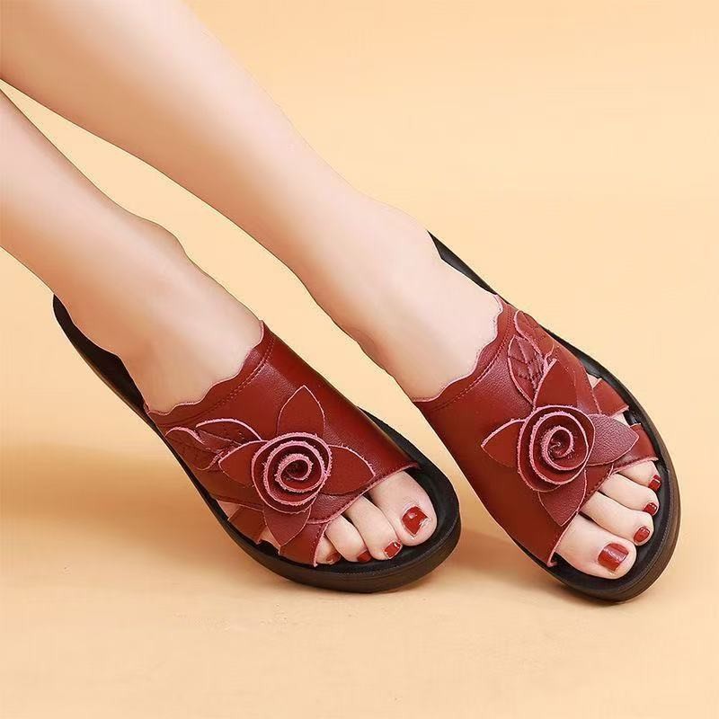 2026 verano de cuero suave de mediana edad damas con talón antideslizante de color sólido hermosa zapatillas de madre flores image 3