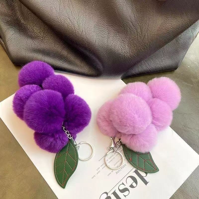 Imitación de cabello de conejo uvas llaveros estudiantes exámenes de graduación regalos colgantes para chicas chicas parejas bolsas colgantes para mujeres