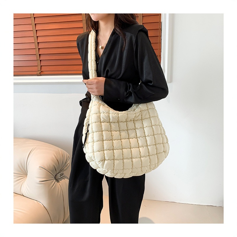 Women's Large Capacity Underarm Woven Bag 2024 New Simple Fashion Diamond Grid Tote Bag Versatile Shoulder Bag Luxury - Thumbnail 3