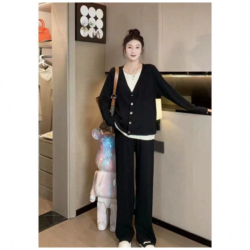 Ранняя осень новый триместра тонкая мода трикотажная золотая пряжка поддельный два свитера брюки набор