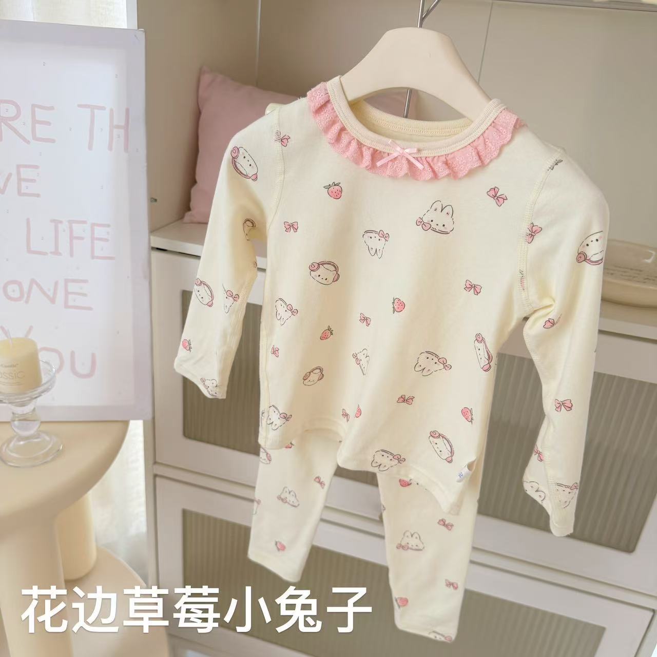 레이스 딸기 토끼