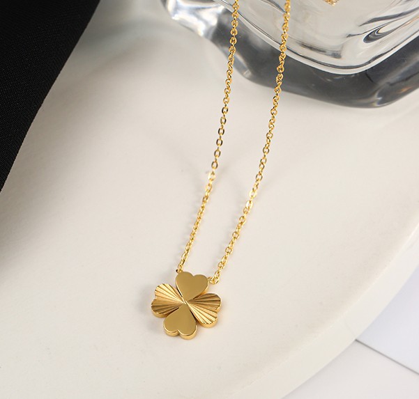 Elegant Simple Style Four Leaf Clover Titanium Steel Plating Pendant Necklace display picture 5