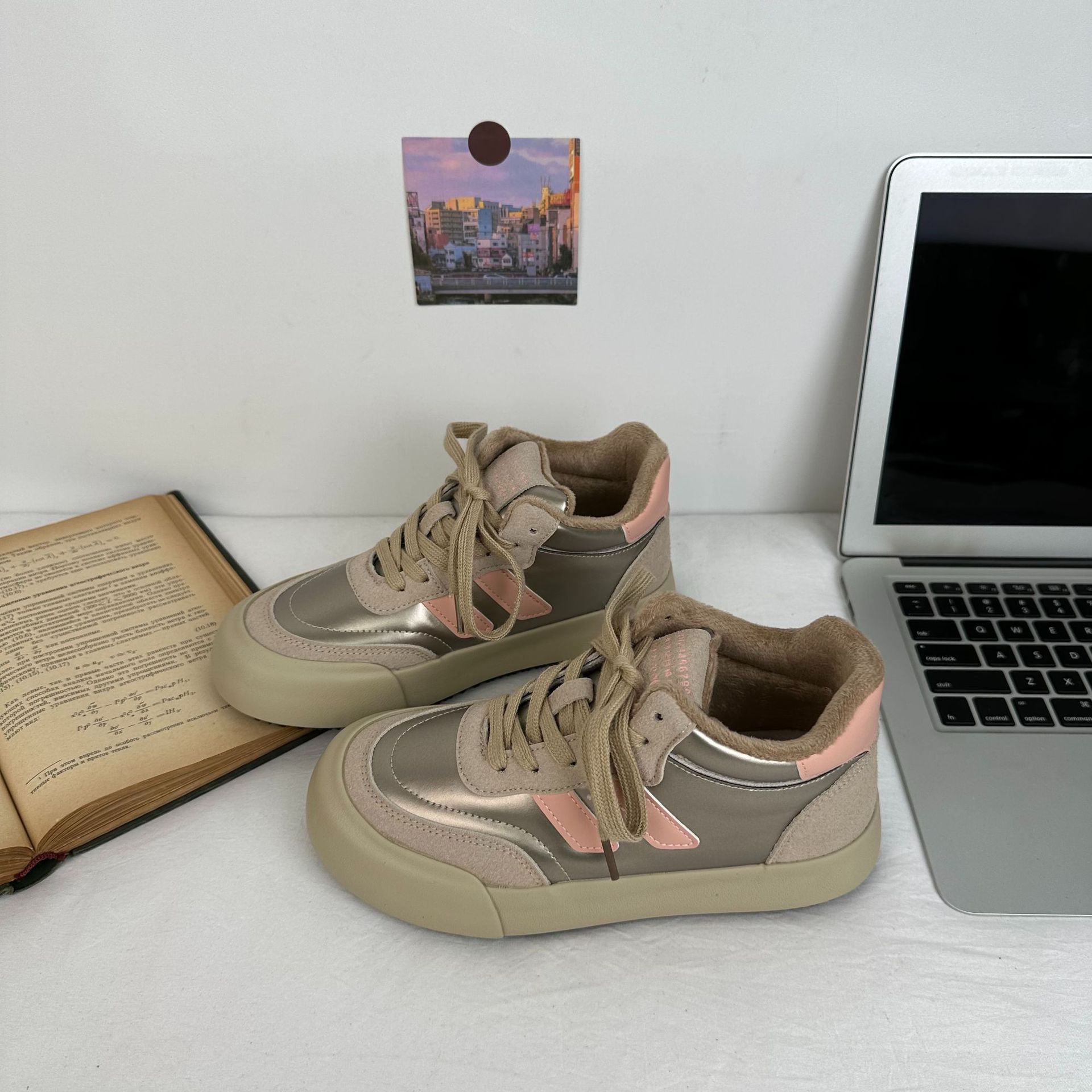 Versión europea de las zapatillas de deporte altas para mujer 2024 otoño e invierno nuevos zapatos casuales de todo fósforo botas de nieve a juego de color de cabeza grande algodón 6587