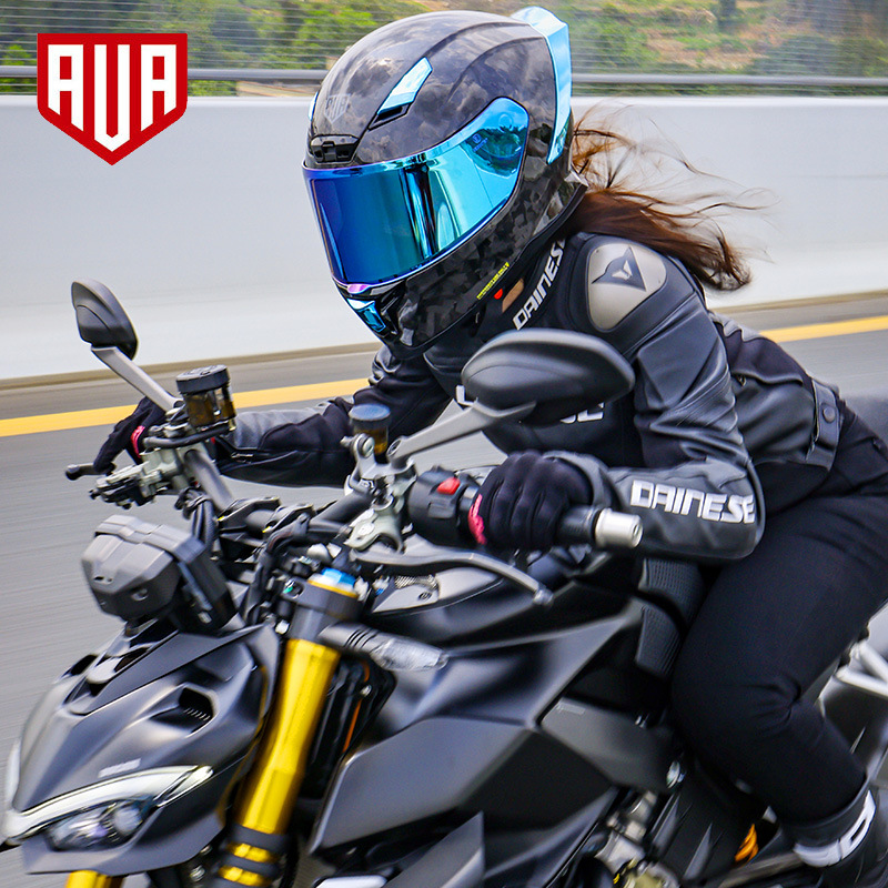AVA rayo casco de fibra de carbono casco de la motocicleta hombres y mujeres Guerrero Negro casco completo anti-niebla de la motocicleta de cola grande de liquidación