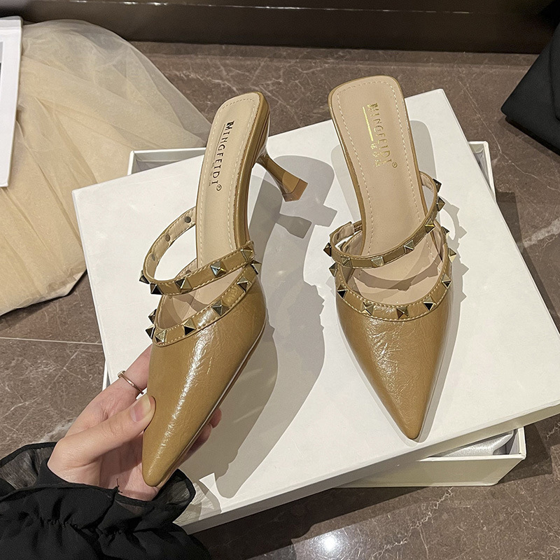 Semi pantuflas Baotou 2025 nuevo estilo de verano para llevar una sola palabra con remaches sandalias y pantuflas de tacón alto para mujer puntiagudo todo fósforo