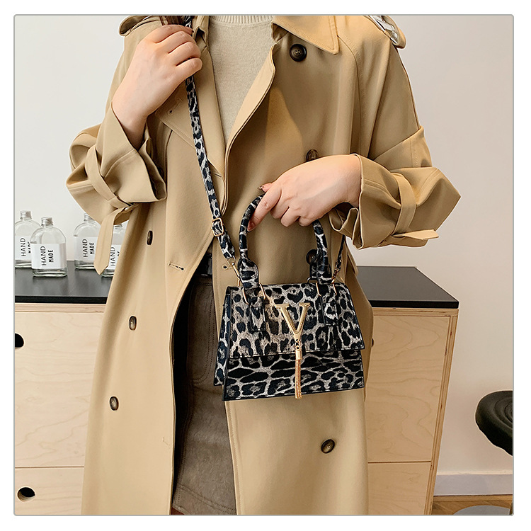 The new leopard print handbag is trendy and stylish. The crossbody bag has a simple texture and a spicy girl style. It is a unique single-shoulder small square bag undefined