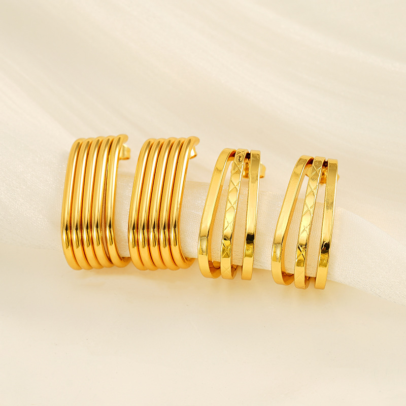 Diseño de nicho retro europeo y americano de alta gama, tiras de acero de titanio chapadas en oro y no decoloradas, pendientes irregulares de múltiples capas, pendientes para mujer