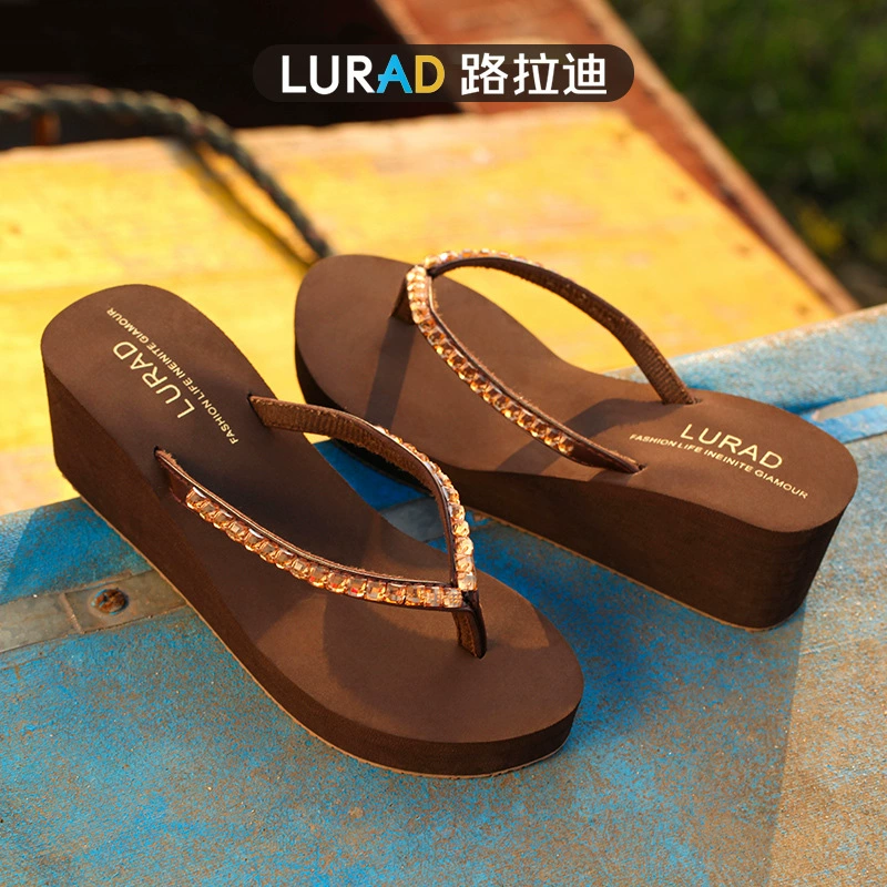 Шлепки женские летние высокие каблуки нескользкие пляжные тапочки с толстым дном