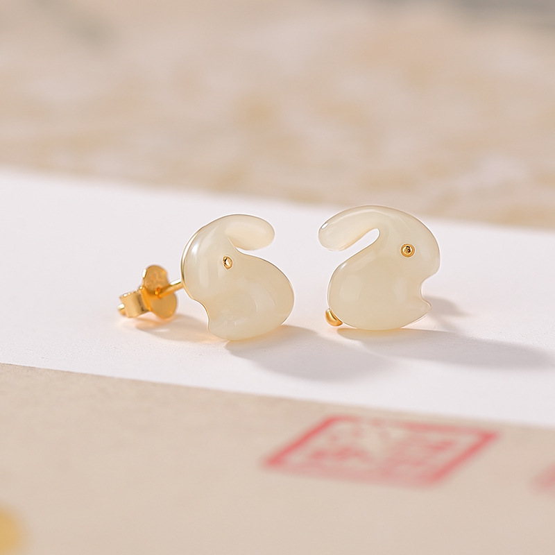 Bông tai khuyên tai thỏ dễ thương mạ vàng bạc Sterling S925 ngọc Hetian tự nhiên — một cặp