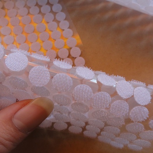 厂家生产圆形背胶魔术贴雌雄子母粘扣贴幼儿园安静书圆点自粘式