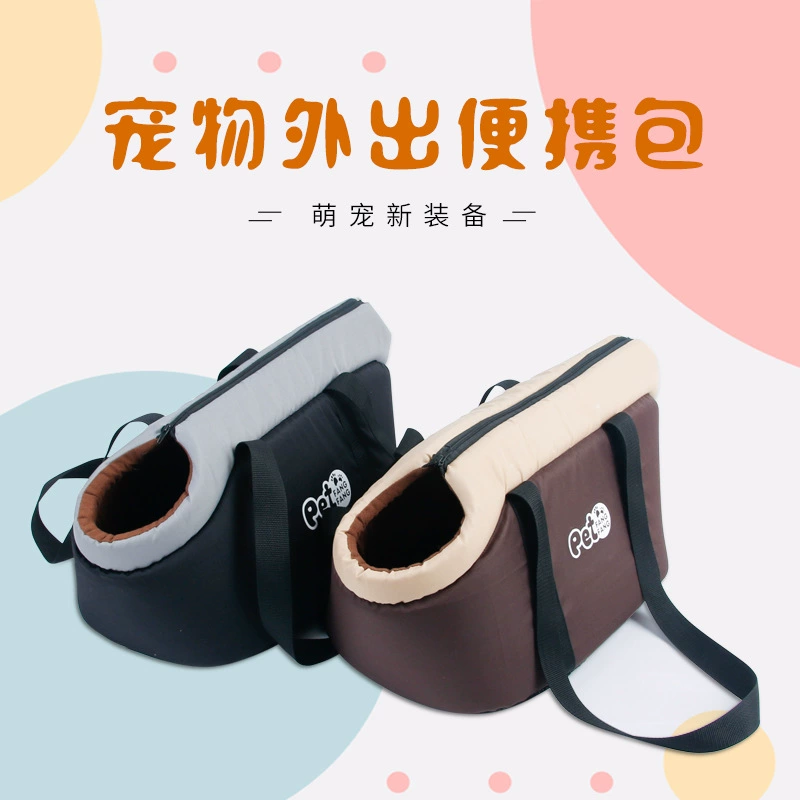 Домашние животные выходят на дверь с наклоном на плечо рюкзак