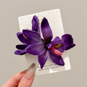 Caro con rosa roja clip de agarre para mujeres 2025 nuevo toque de cabeza de flores de super hadas explosión clip de tiburón