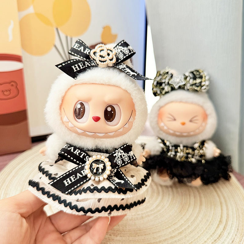 第二世代のLabubu服のキーホルダーは布の子供服の小動物のワンピースのセットを引っ張ります。|undefined