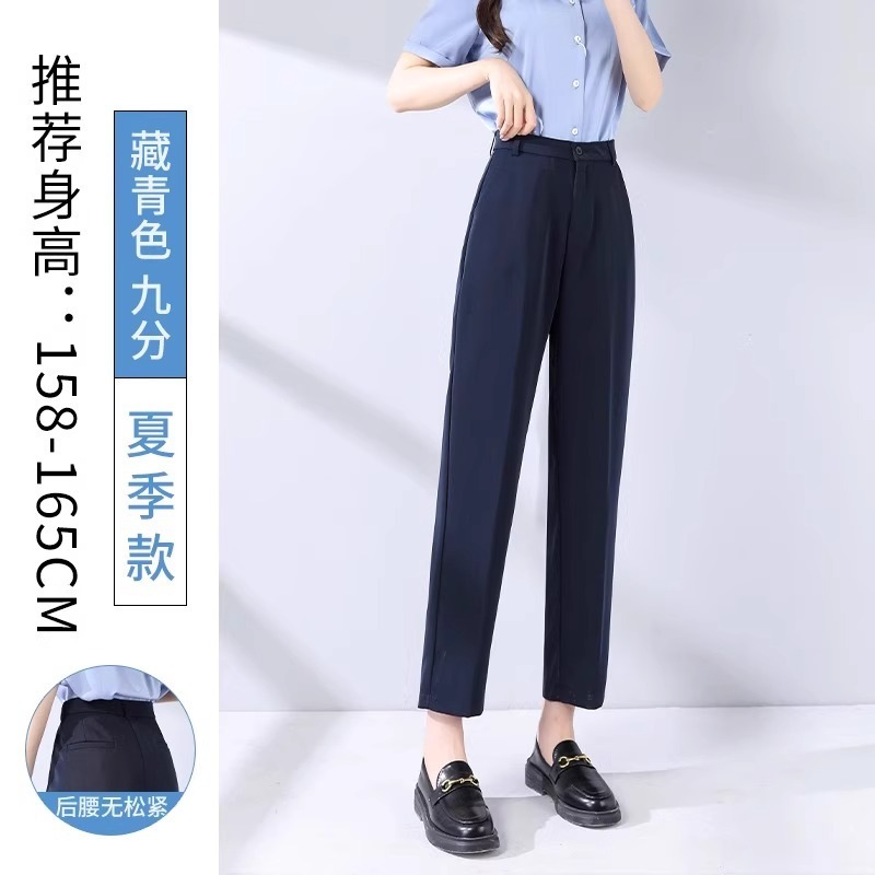 黒いスーツのズボンの女性のペンダント感があります。|undefined