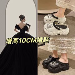 結婚してウェディングドレスの写真を撮ると、10cmの洞窟靴を履いています。